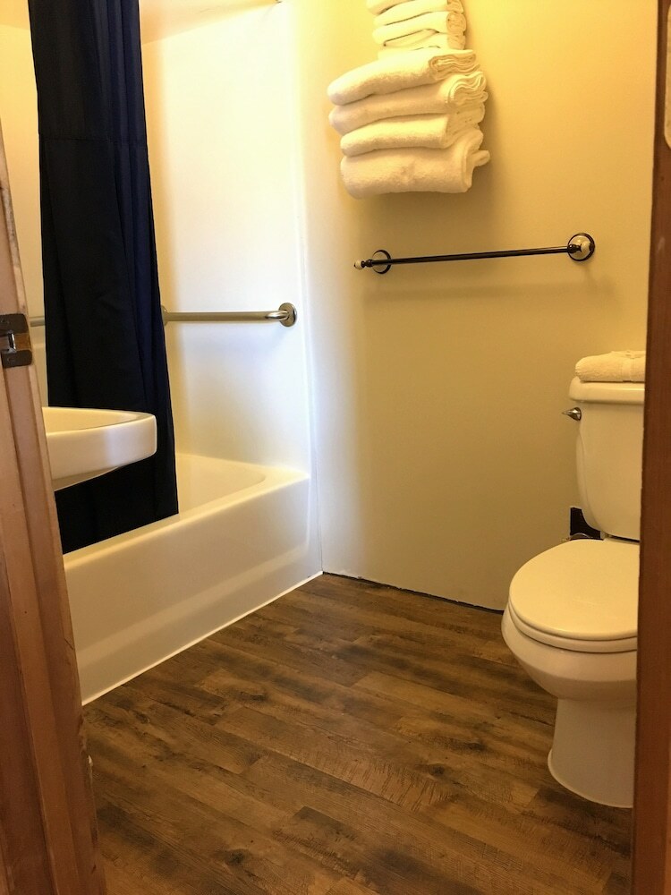 Tenderfoot Cabins & Motel