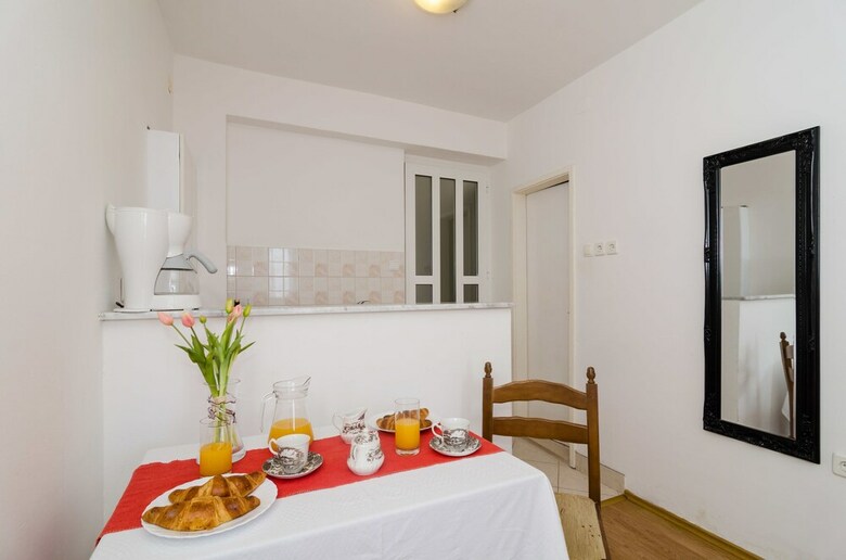 Apartments And Room Lora