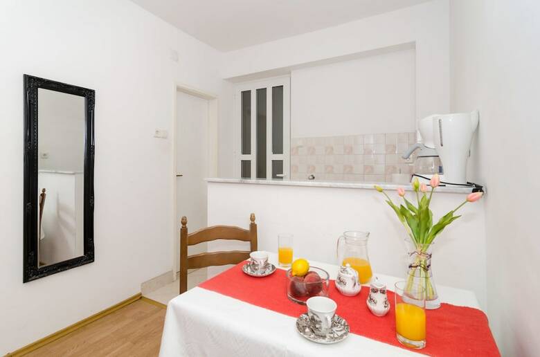 Apartments And Room Lora