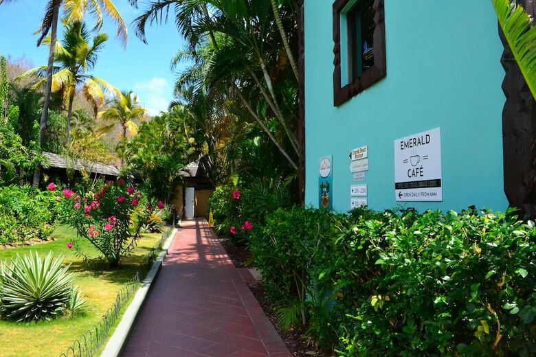 Hotel Emerald Beach Resort