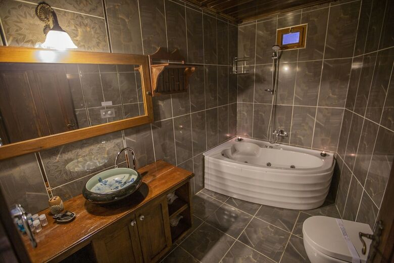 Hermes Cave Hotel