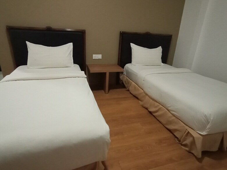 Oyo 89915 East Mount Hotel
