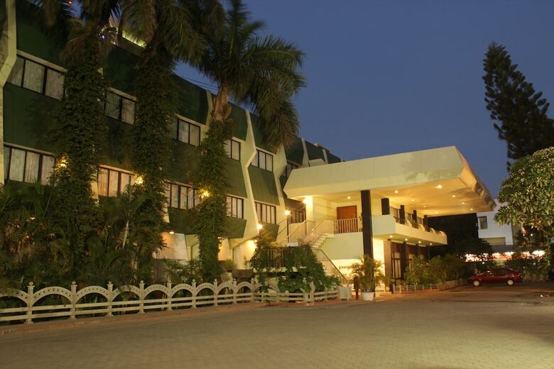 Hotel Parisutham