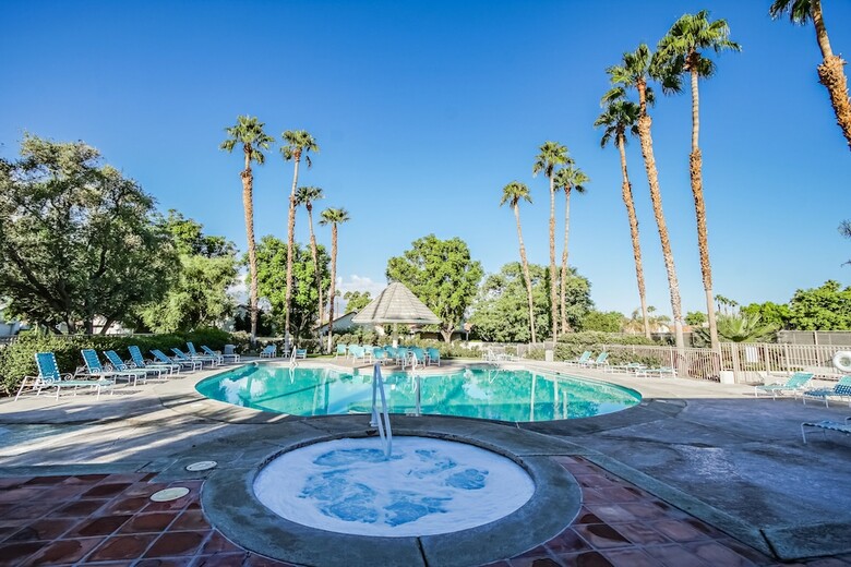 Hotel Desert Breezes Resort