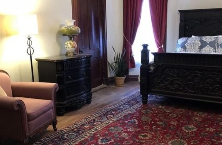 Vineyard Mansion & Carriage House Bed & Breakfast
