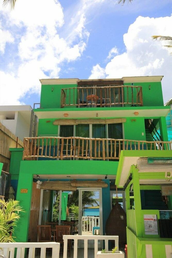 Hotel Bluewaves Beach House
