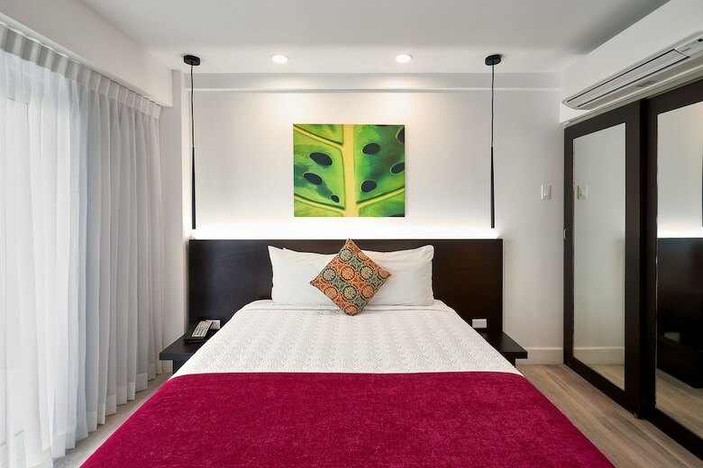 R Hotel Kingston