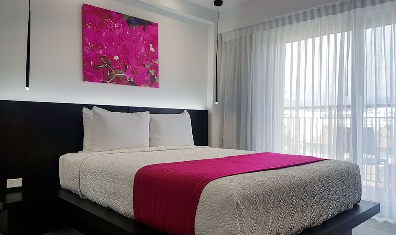 R Hotel Kingston