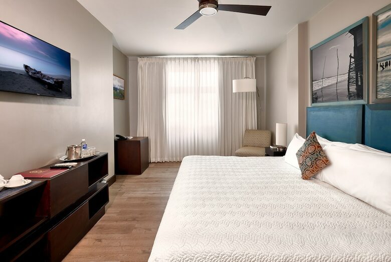 R Hotel Kingston