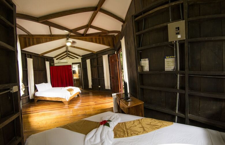 Hostal Manuel Antonio Hostel Resort