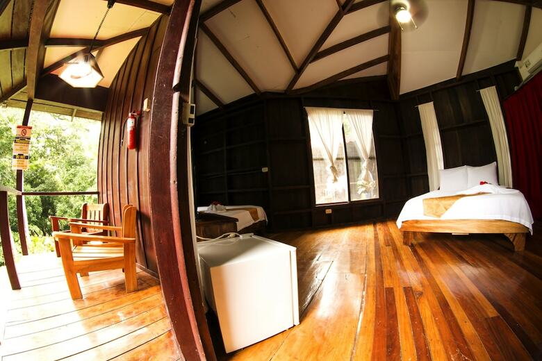 Hostal Manuel Antonio Hostel Resort