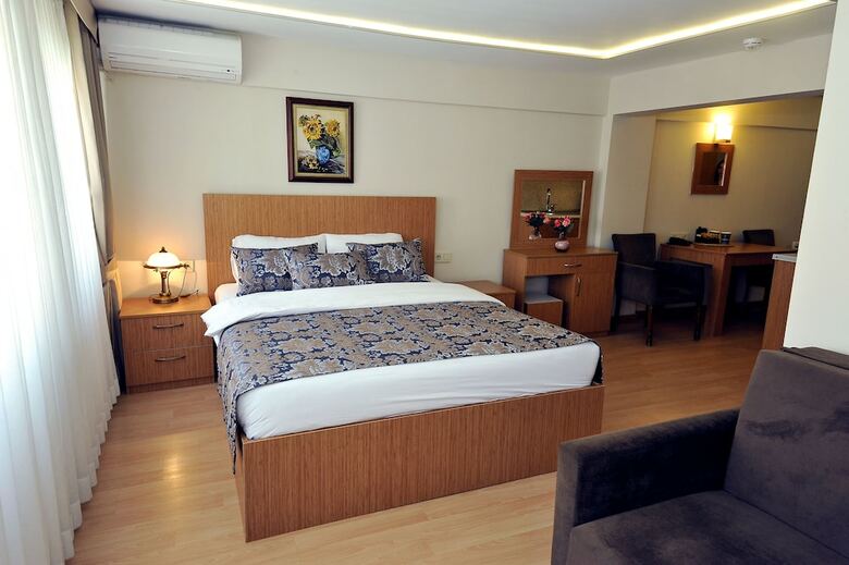 Hotel Aiza Suites