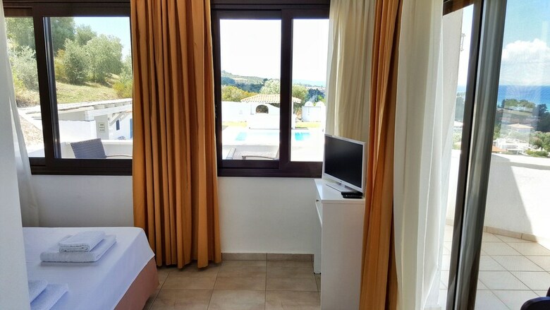 Bungalow White Apartments And Suites