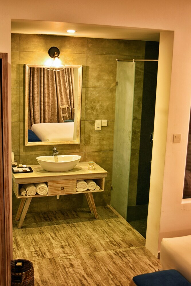 Hotel Triple O Six