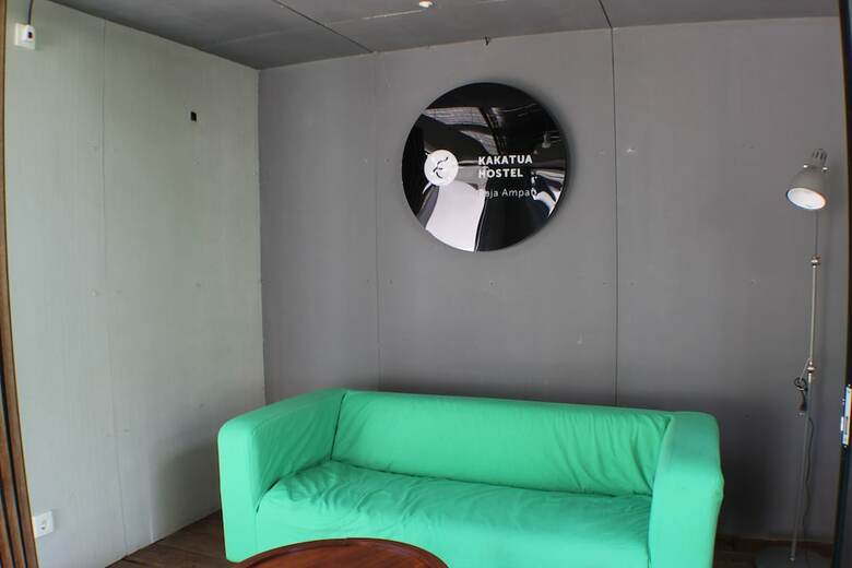 Hostal Kakatua Hostel