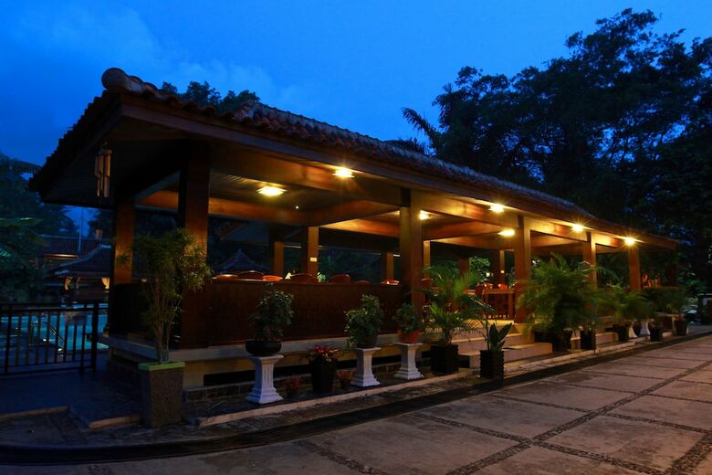 Green Tropical Village Hotel & Resort