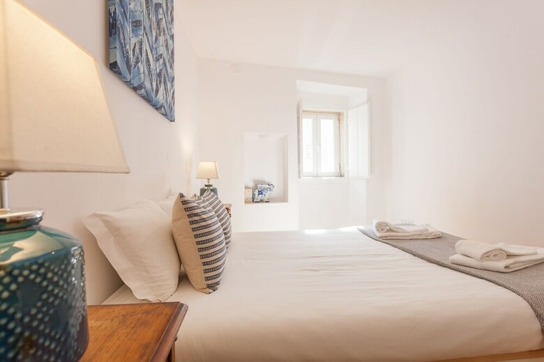 Moniz Blue One-bedroom Apartment - By Lu Holidays