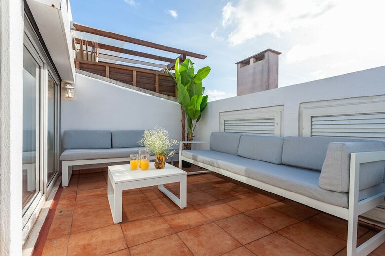 Liberty Penthouse Three-bedroom Apartment - By Lu Holidays