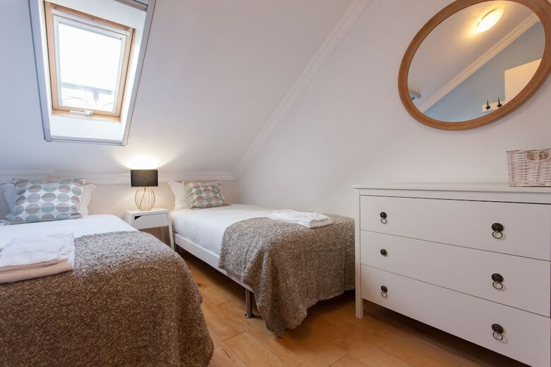 Liberty Penthouse Three-bedroom Apartment - By Lu Holidays