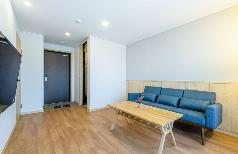 Thira Hotel