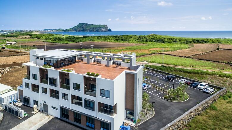 Thira Hotel