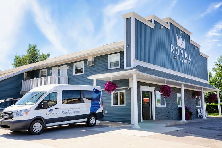Hotel Royal Inn & Suites