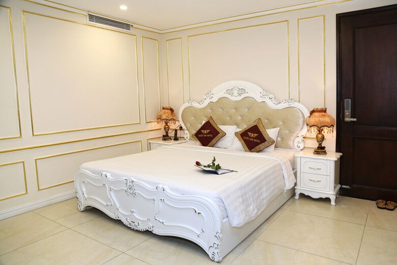Tuyet Son Hotel