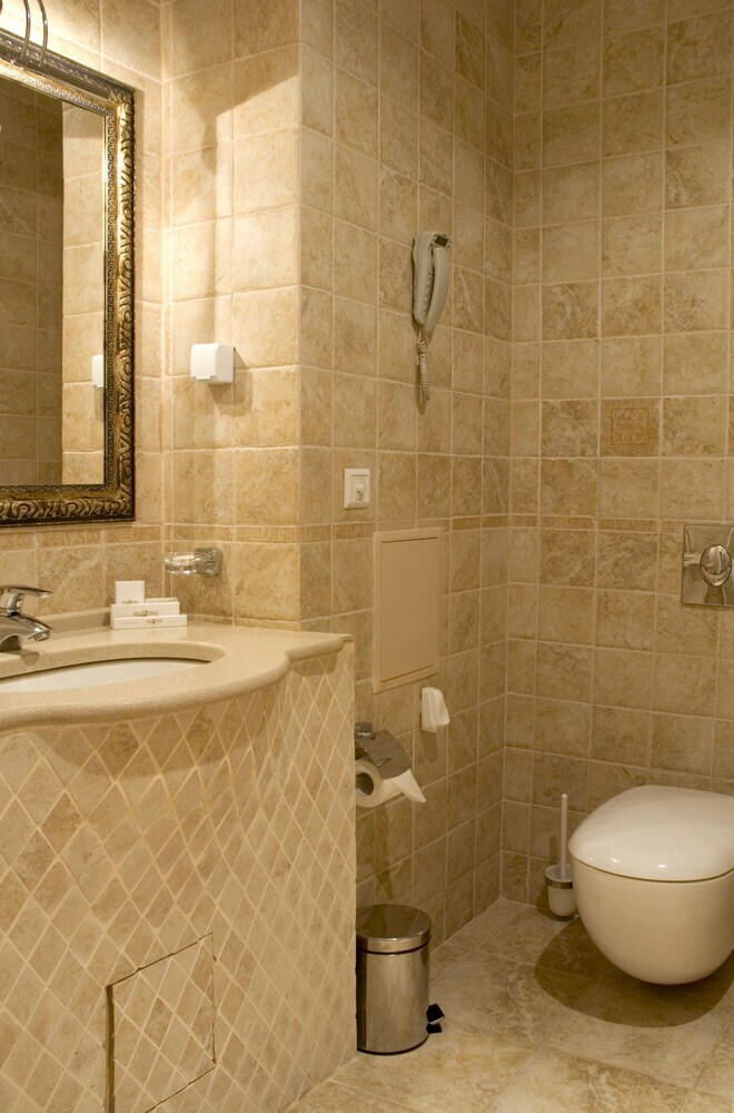 Hotel Lybid Plaza
