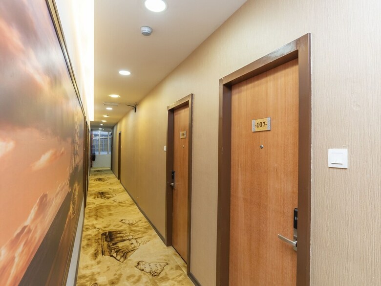Oyo 89423 Zenz Hotel