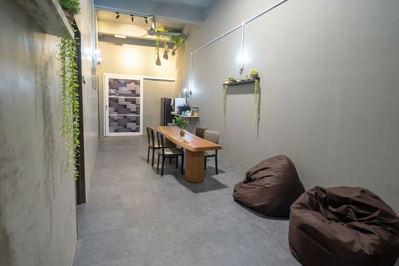 Oyo 89423 Zenz Hotel