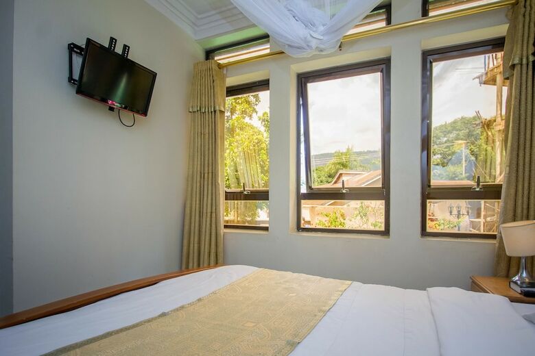 Crown Suites Hotel