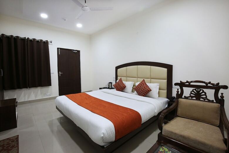 Oyo 4856 Hotel The Benz