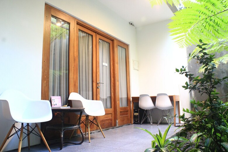 Hostal Buton Backpaker Lodge - Hostel