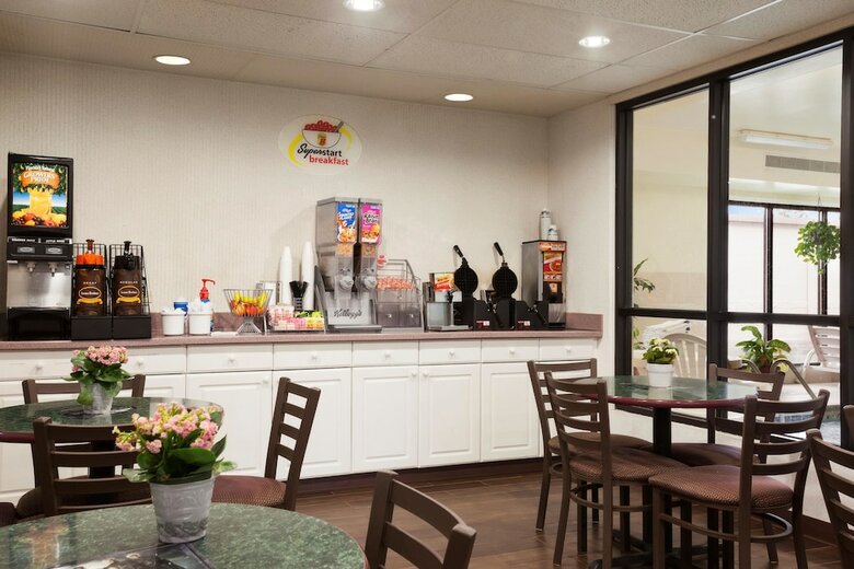 Motel Super 8 By Wyndham Aurora/naperville Area