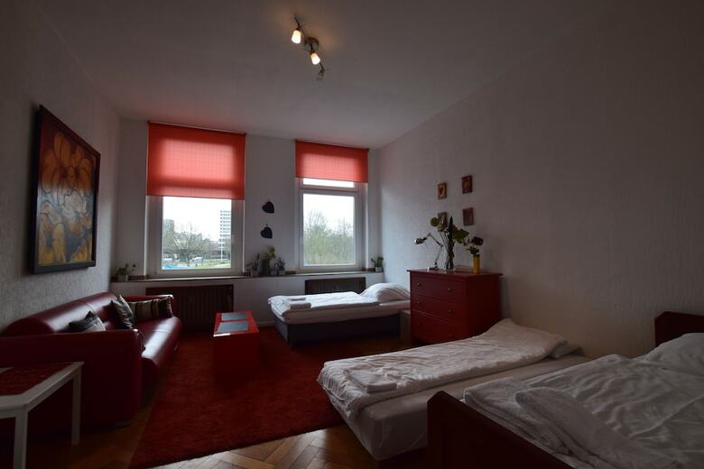Tolstov-hotels Large 3 1/2 Room Apartment