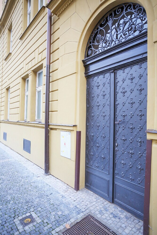 Charming Two-bedroom Apartment Next To The Emmaus Abbey