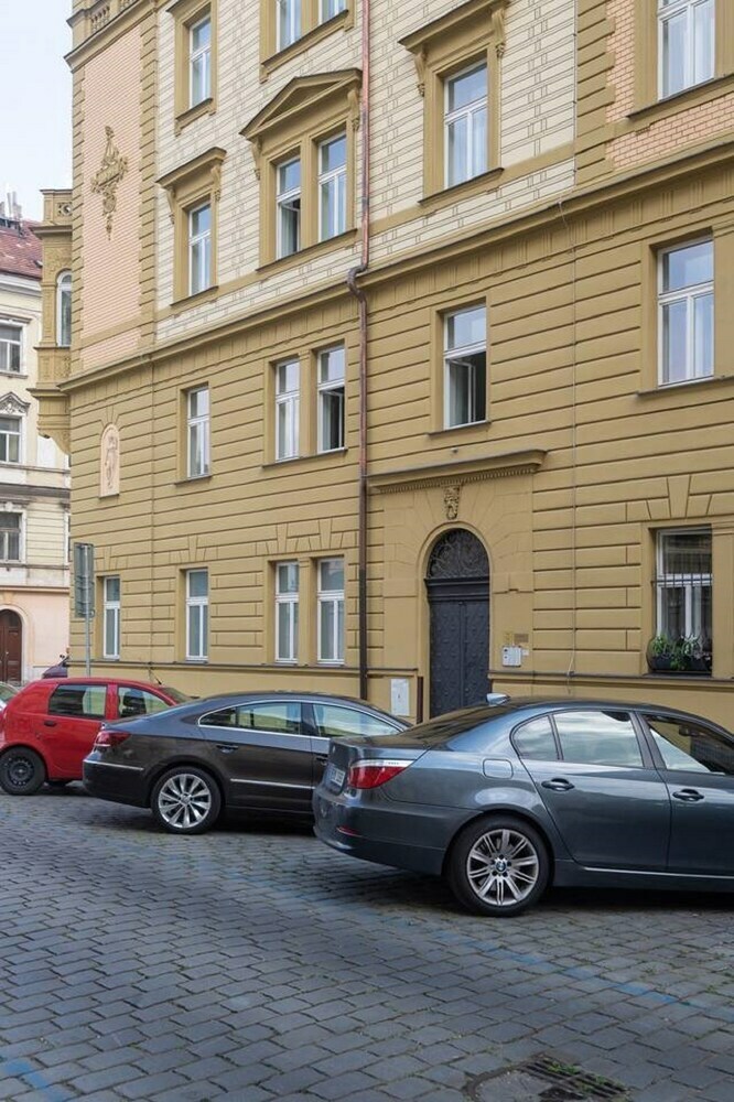 Charming Two-bedroom Apartment Next To The Emmaus Abbey