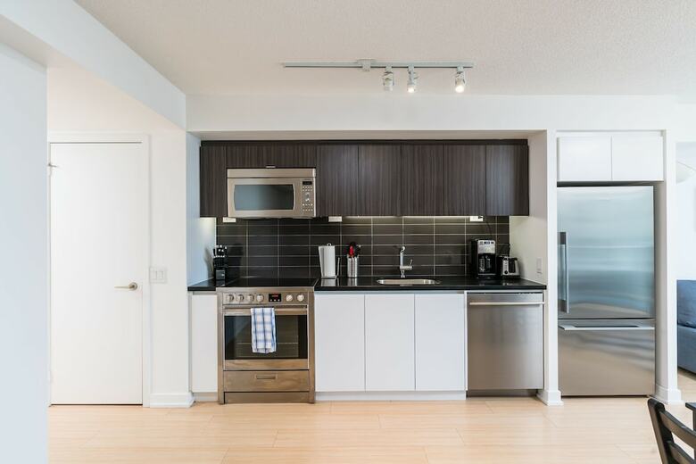 Bright 2 Bed Lakeview Suite