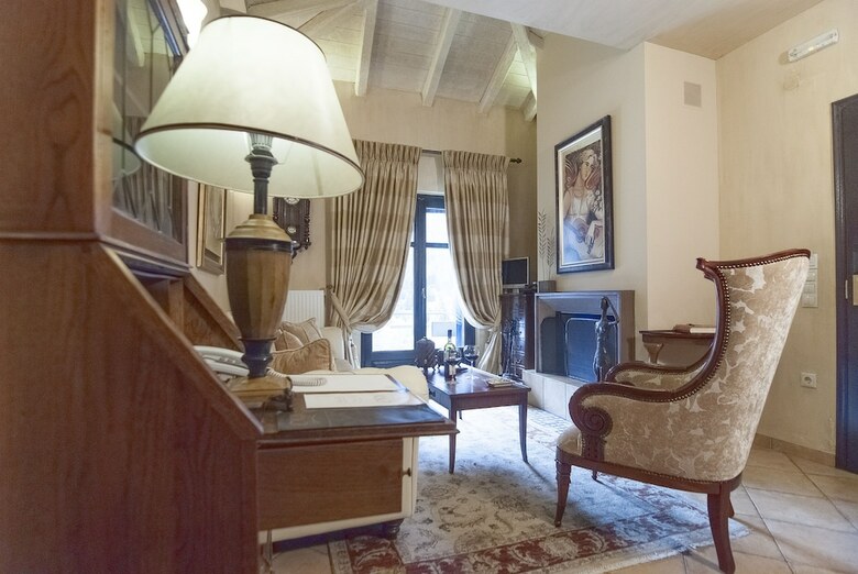 Hotel Ostra Mainalon Luxury Suites