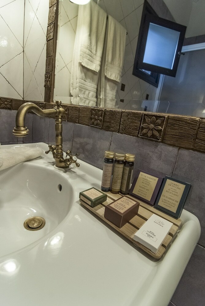 Hotel Ostra Mainalon Luxury Suites