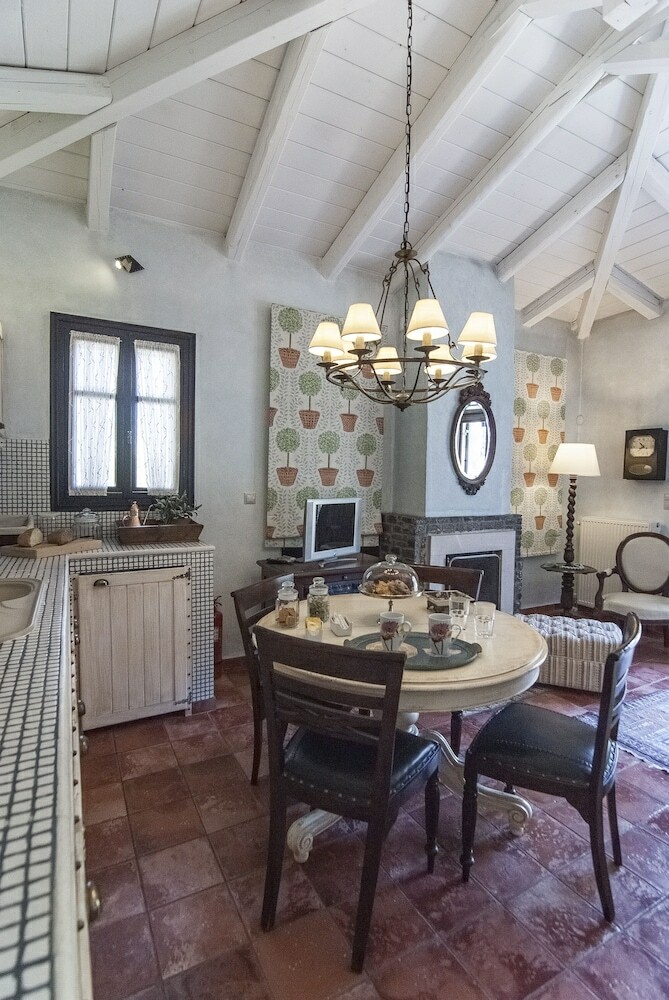 Hotel Ostra Mainalon Luxury Suites