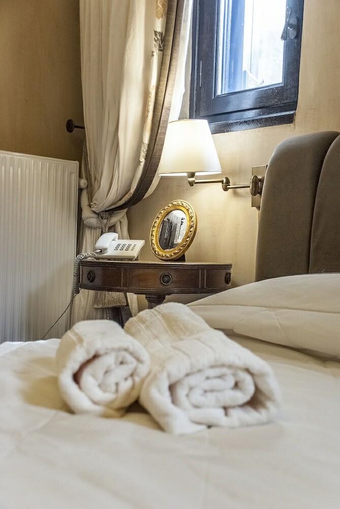 Hotel Ostra Mainalon Luxury Suites
