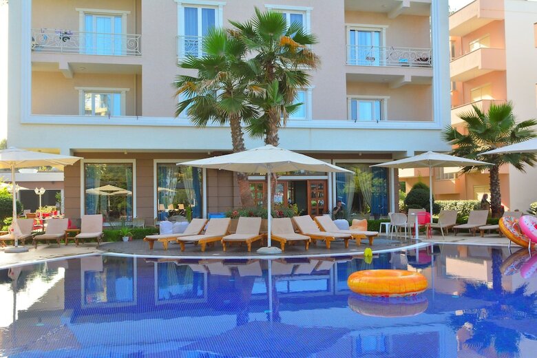 Hotel Sandy Beach Resort