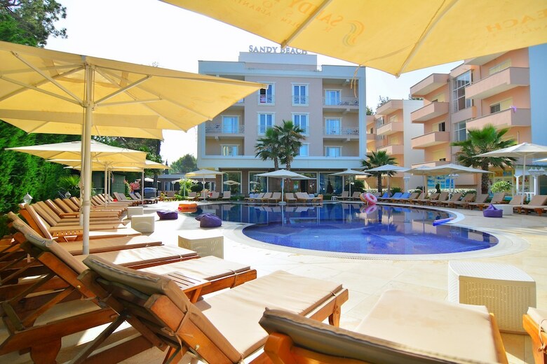 Hotel Sandy Beach Resort