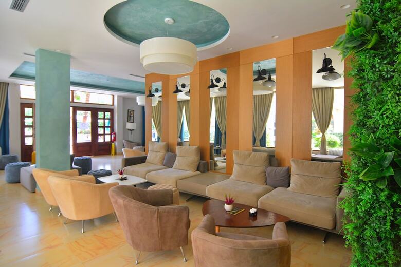 Hotel Sandy Beach Resort