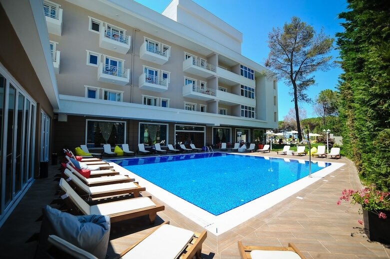 Hotel Sandy Beach Resort