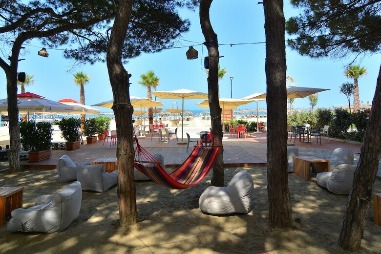 Hotel Sandy Beach Resort