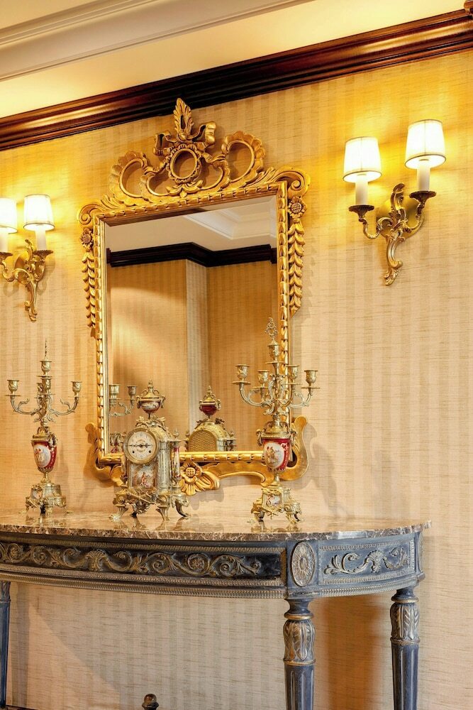 Park Tower - A Luxury Collection Hotel