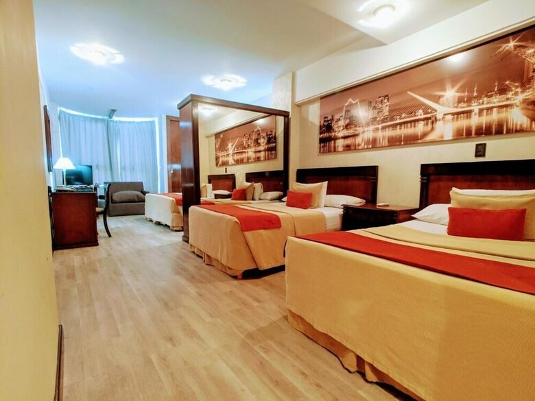 Reconquista Plaza Hotel