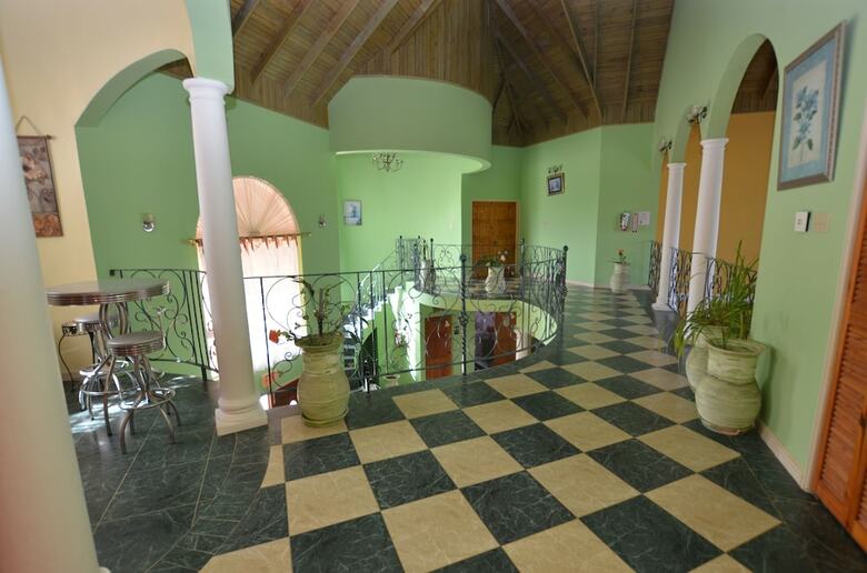 Dream Castle Villa, Montego Bay 8br
